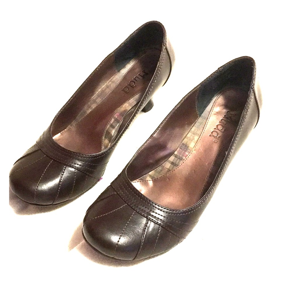 Mudd dark brown closed toe heel
